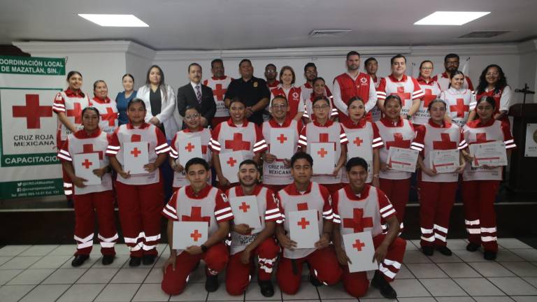 En una emotiva ceremonia, la Cruz Roja Mazatlán celebró la graduación de 14 nuevos técnicos en Urgencias Médicas, pertenecientes a la Generación 42.