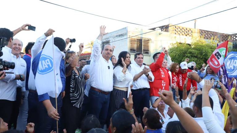 Guillermo Romero presentó la solicitud de registro para la candidatura a la Alcaldía de Mazatlán.