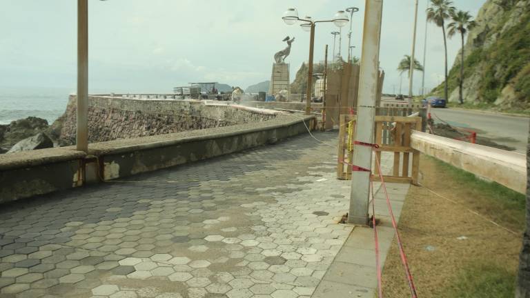 En el malecón de Mazatlán, cerca del monumento a la Mujer Mazatleca, se registró un nuevo socavón.