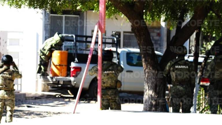 Elementos del Escuadrón Antibombas de la Marina retiraron explosivos de la vivienda atacada en Villa Unión.