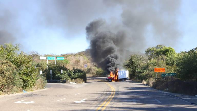 Impactan bloqueos e incendios a Mazatlán y el sur del estado