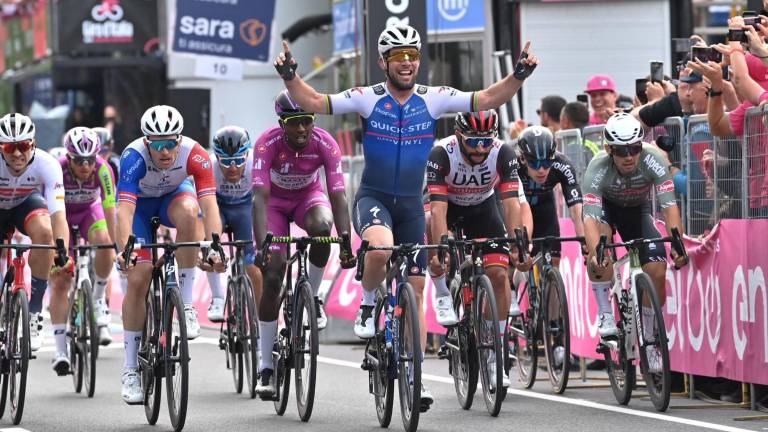 Mark Cavendish gana el sprint y agranda su leyenda en el Giro de Italia