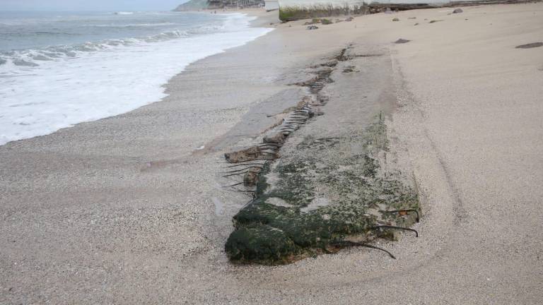 Comunidad surfer revive daño de varillas y escombros en playas de Mazatlán que se denunció hace siete años