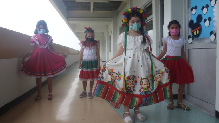 Alumnas del Colegio Andes llegaron vestidas con trajes típicos.