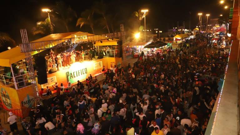 La primera noche que amenizan bandas y grupos musicales en el Paseo Olas Altas.