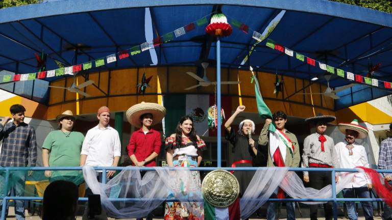 Con el “Viva México”, estudiantes de preparatoria representaron la Noche del Grito.