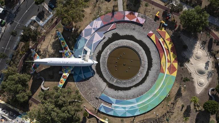 Vista Aérea de la Utopia Teotongo. En el avión hay una biblioteca y 12 computadoras con internet de libre acceso al público.