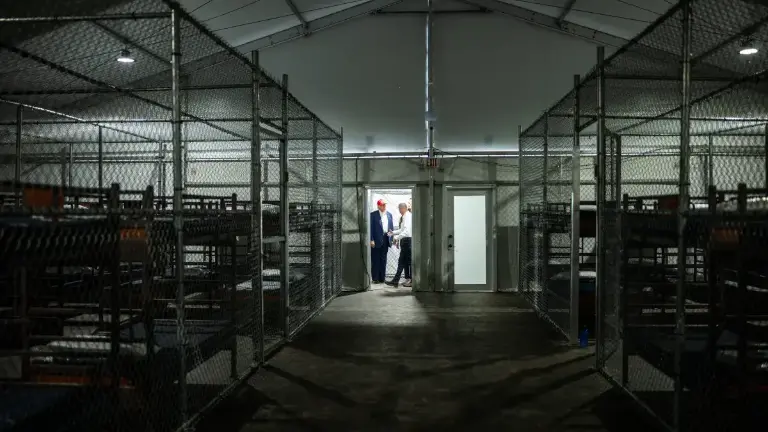 Centro de detención de migrantes construido en una zona ambiental de Florida.