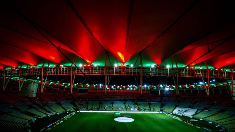 El estadio Maracaná iluminado.