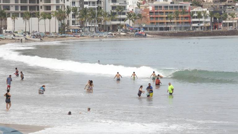 Aunque el oleaje es tranquilo, continúan algunas áreas de playas con banderas preventivas.