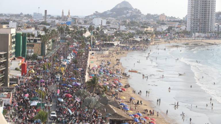 El Gobernador Rubén Rocha Moya, quien estuvo presente en el festejo, destacó que le impresionó el desfile del Carnaval de Mazatlán 2023.