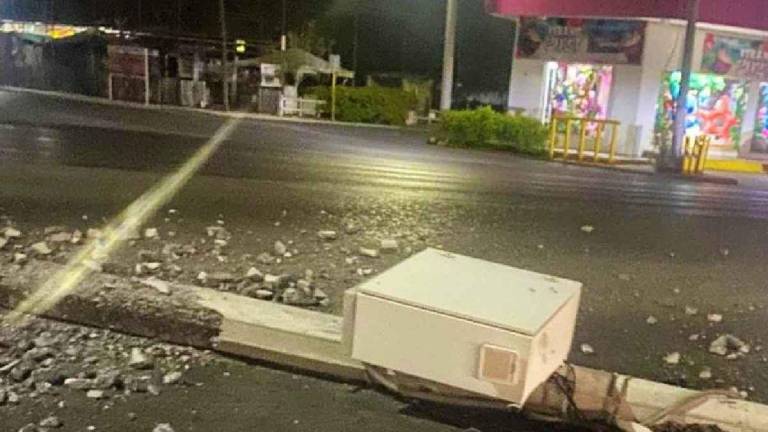 Hombres armados utilizaron maquinaria pesada y camiones para derribar diversos postes de vigilancia en Reynosa.