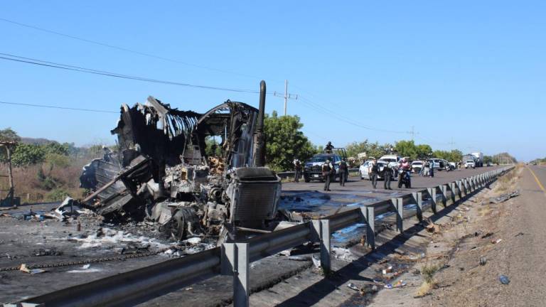 Paso por la libre Mazatlán-Tepic aún es obstruido por vehículos quemados