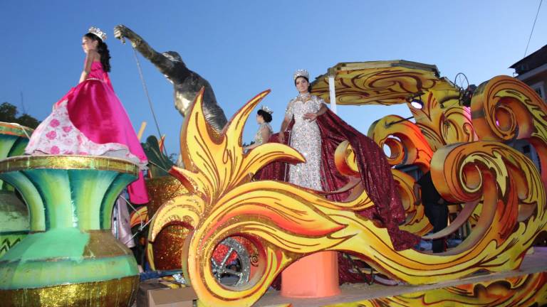 Comparsas, músicos y carros alegóricos con luces participaron en el desfile.