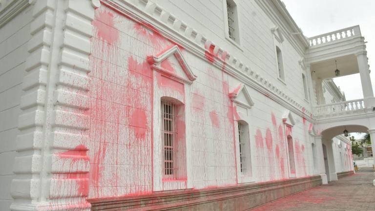 La fachada del Ayuntamiento fue cubierta con pintura roja por un grupo de manifestantes, acción de iconoclasia que busca visibilizar la violencia de género y cuestionar las estructuras de poder.
