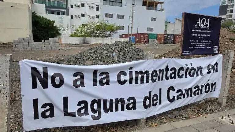 Una obra se está construyendo en un predio del lado contrario de la Laguna del Camarón.
