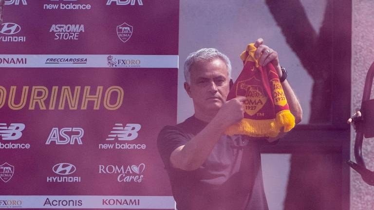 José Mourinho fue recibido por un nutrido grupo de aficionados del AS Roma.