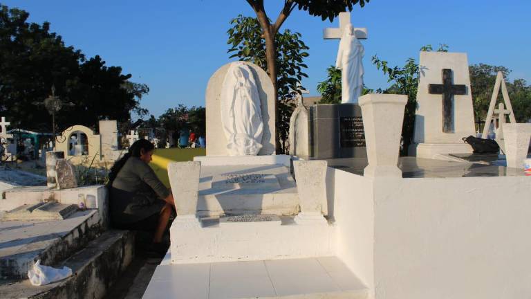 Este Día de Muertos, la señora Ampelia acudió al panteón a pintar las tumbas donde descansan sus familiares difuntos.