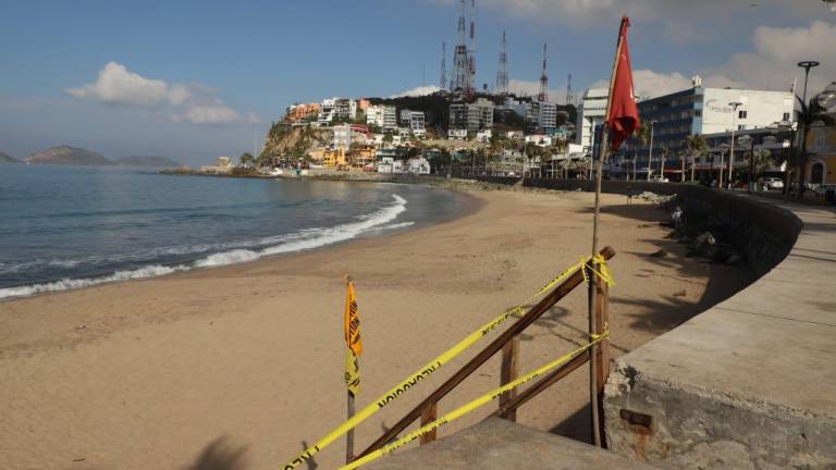 Mantienen cerrada a los bañistas la playa Olas Altas en Mazatlán