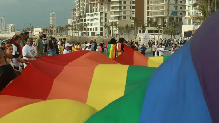 Integrantes de la comunidad LGBTQ+ recorrieron el paseo costero para celebrar la diversidad, promover la igualdad y visibilizar la lucha por el respeto pleno a sus derechos.