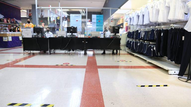 Los uniformes gratuitos.