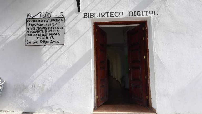 Afuera de la Biblioteca Digital, lugareños y visitantes pueden encontrar una placa con una leyenda que informa sobre el periódico.