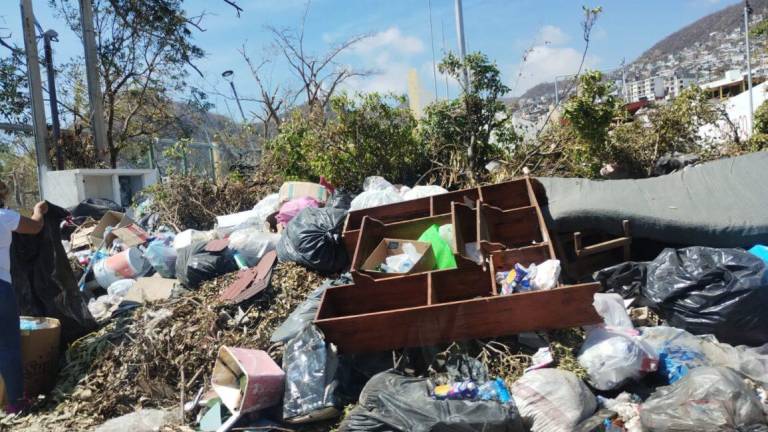 A 10 días del paso del huracán Otis, las calles de Acapulco acumulan cerros de basura