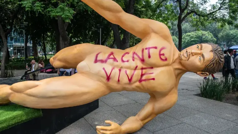 Estatua de futbolista derribada por la CNTE.