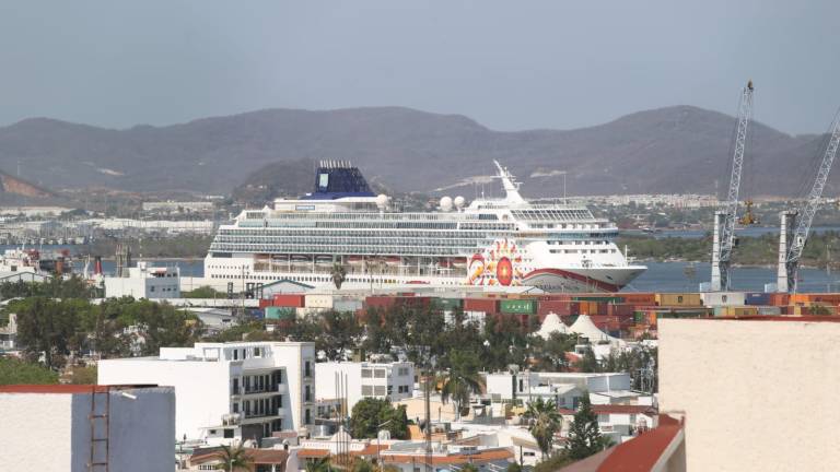 Crucero turístico arriba a Mazatlán, solo con la tripulación