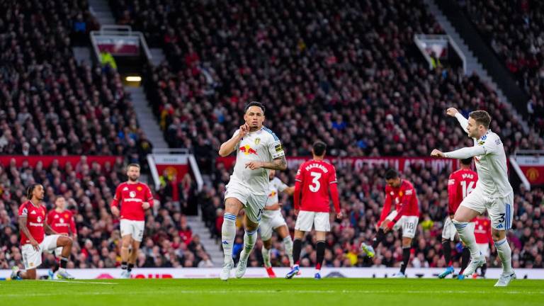 Noah Okafor celebra uno de los dos goles con los que el Leeds United superó al Manchester United.