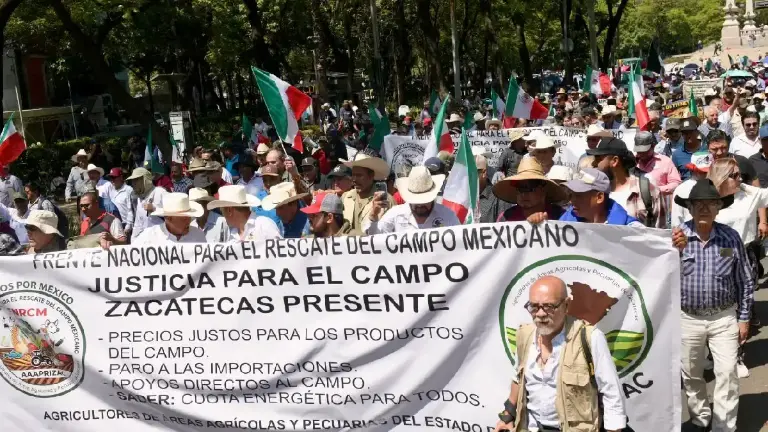 Campesinos marchan sobre avenida Paseo de la Reforma.