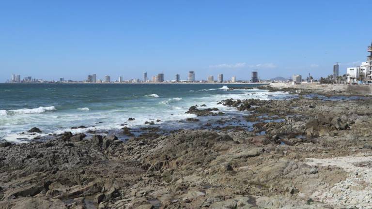 Este lunes las playas de Mazatlán han tenido un oleaje más intenso y piden a los bañistas a extremar precauciones.