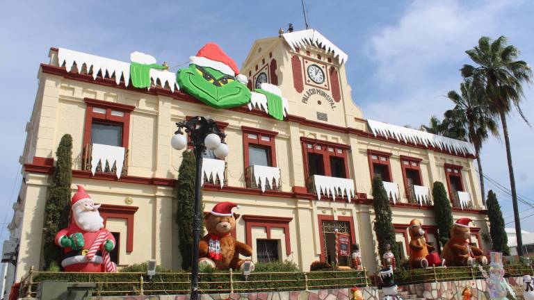 El Grinch y la nieve llegan al Palacio Municipal... entre paredes deterioradas.