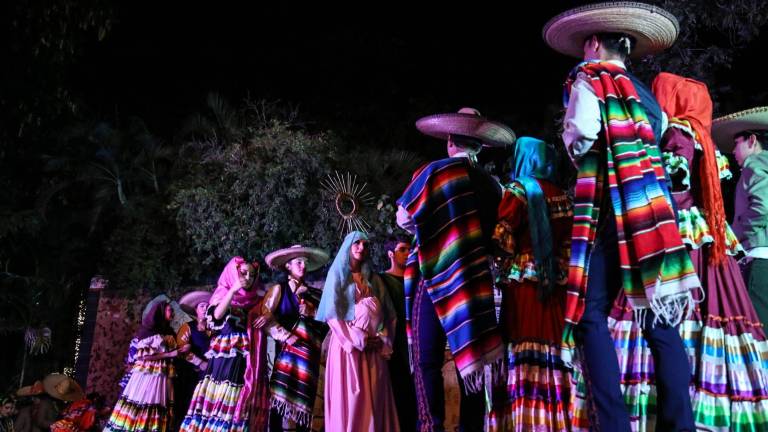La Compañía Folclórica Sinaloense participa en el programa ‘Navidad en el Botánico: Un jardín de luz’.