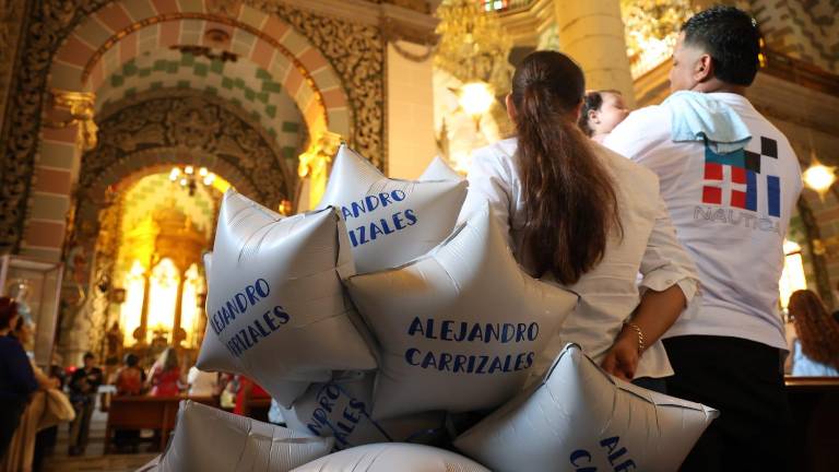 La ceremonia religiosa se celebró en la Catedral Basílica de la Inmaculada Concepción, donde familiares y amigos enviaron globos al cielo.