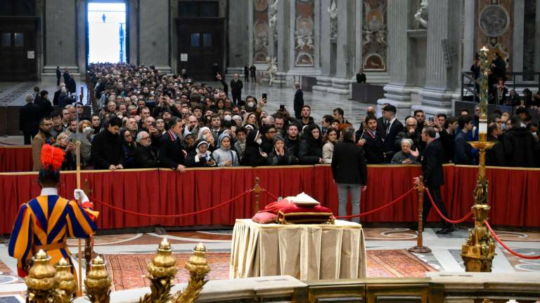 Cerca de 100 mil personas han presentado sus respetos a Benedicto XVI