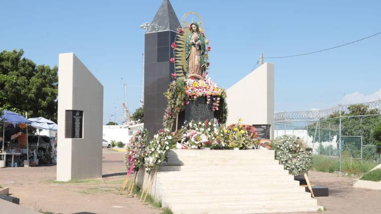 Entre flores, veladoras y ofrendas, algunas personas se acercaron al sitio para agradecer favores recibidos, pedir por la salud de sus seres queridos o recordar a familiares que se lanzaron a la mar y no regresaron.
