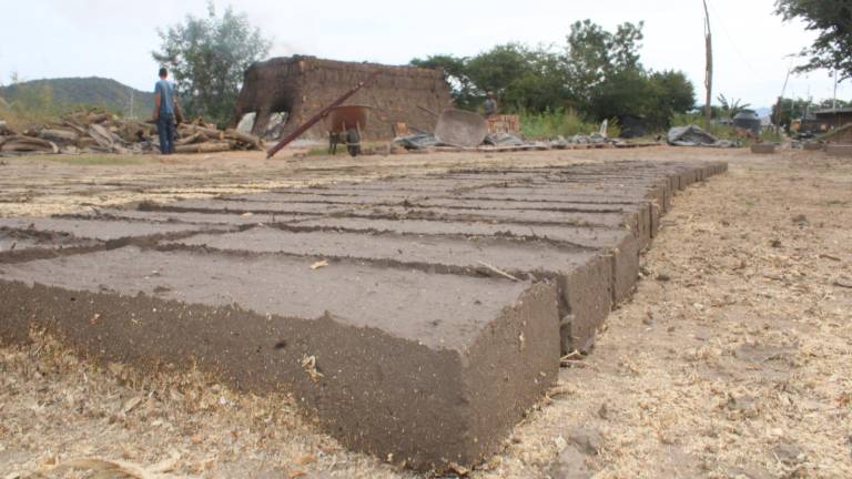 Víctor Luna García ha mantenido la tradición de elaborar ladrillos artesanales que heredó de su padre y su abuelo.