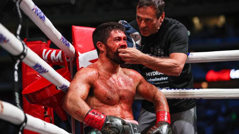John Ryder salió ensangrentado, pero aguantó los 12 rounds ante Canelo.
