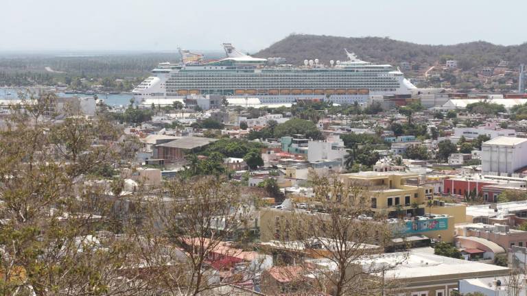 Llegada a Mazatlán del crucero turístico Navigator of the Seas.