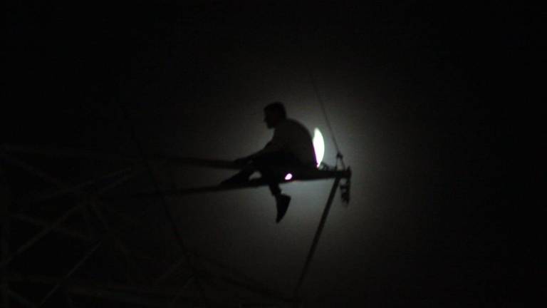 El hombre permaneció cinco horas sentado a 30 metros de altura de una torre de la CFE.