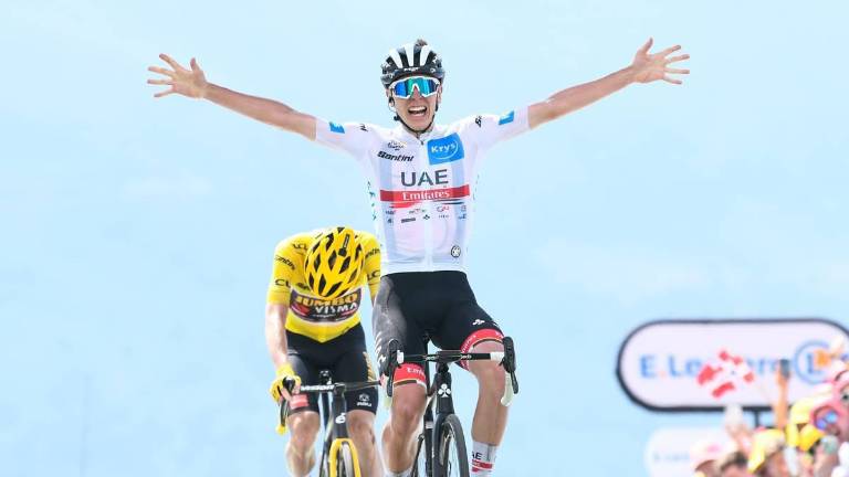 Tadej Pogacar celebra en la meta.