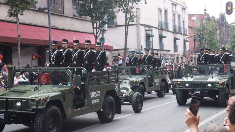 Elementos del Ejército Mexicano y otras corporaciones como la Secretaría de Marina participaron en el desfile cívico militar por el 213 aniversario del inicio de la Independencia de México.