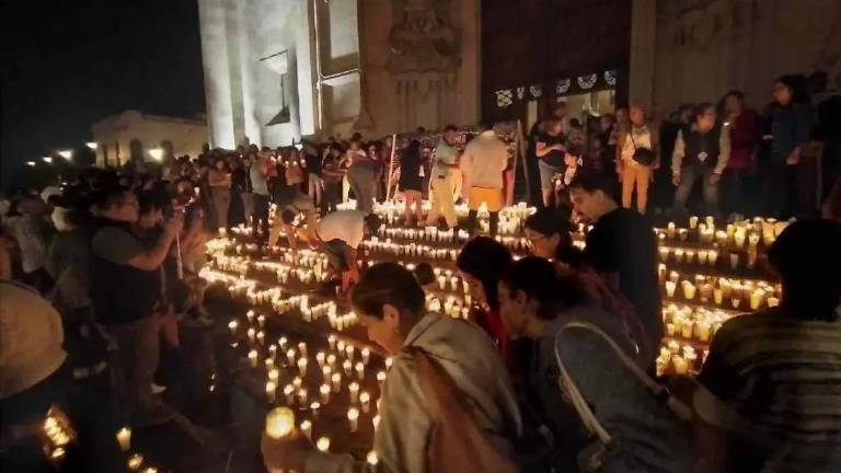 Decenas de personas encendieron veladoras afuera de la parroquia de La Asunción para pedir por los cinco jóvenes desaparecidos en Jalisco.