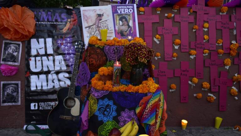 Colectivo feminista realiza ofrenda en honor a las víctimas de feminicidios.