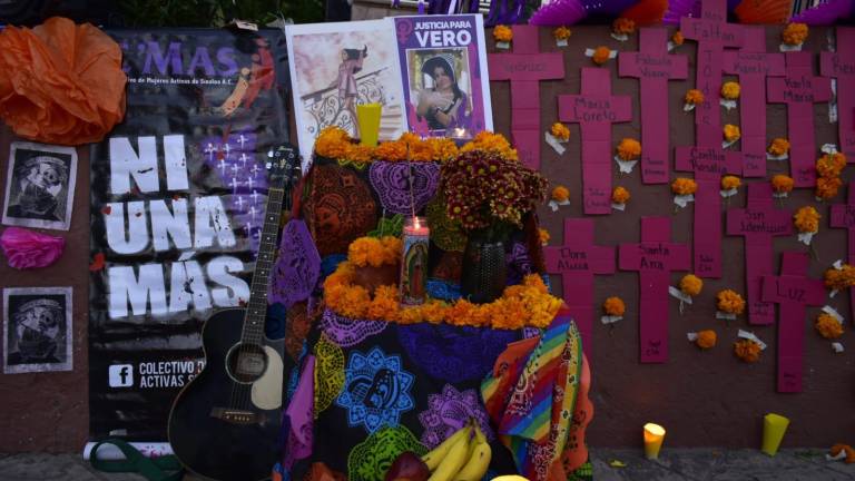 Colectivo realiza en Culiacán ofrenda en honor a las víctimas de feminicidios; buscan visibilizar la alerta de género