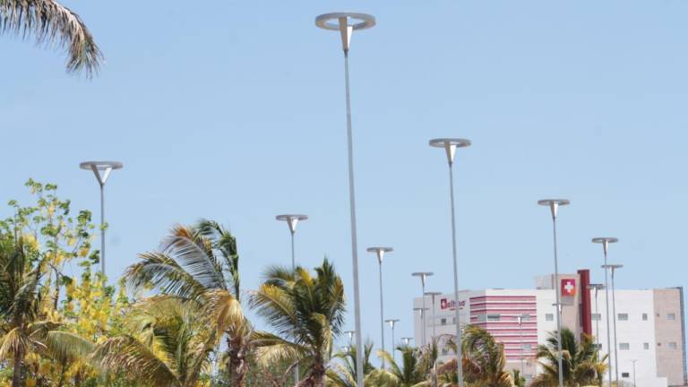 Lámparas led instaladas en el camellón de la Avenida Doctor Carlos Canseco.