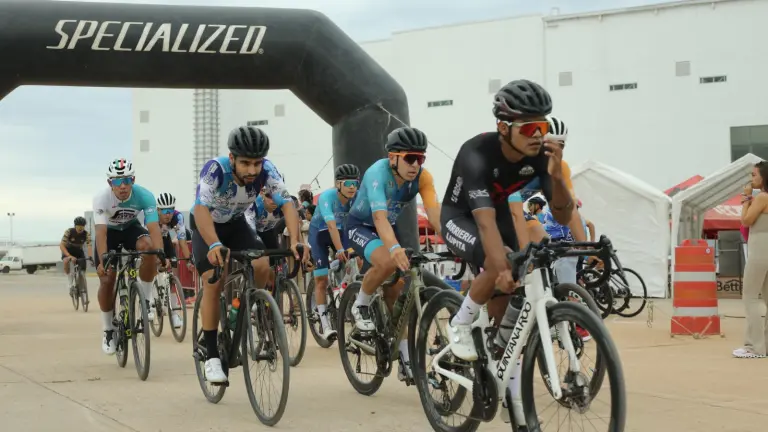 El chileno Pablo Alarcón (centro) gana la rama varonil.