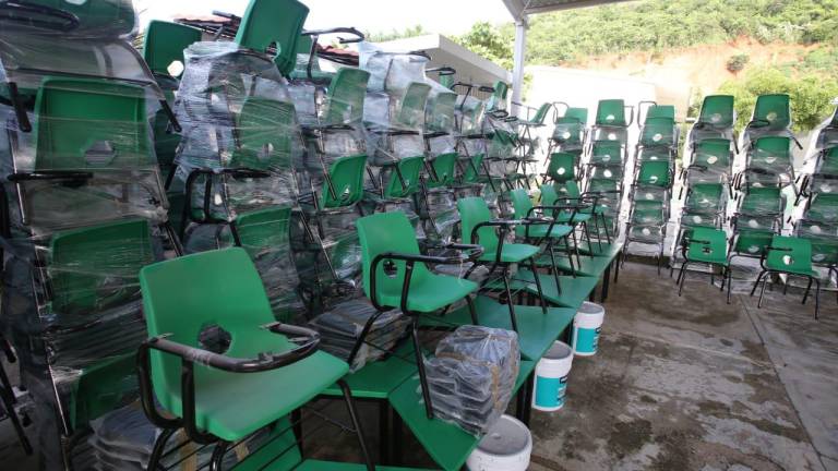 SEPYC entrega mobiliario escolar a ocho escuelas de Mazatlán