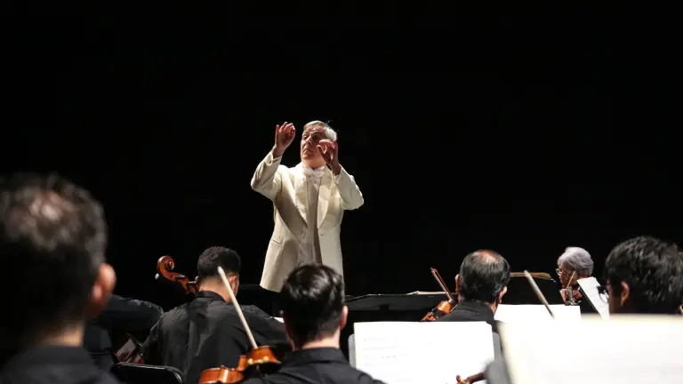 El maestro Osvaldo Ferreira, de Portugal, dirigió el programa.